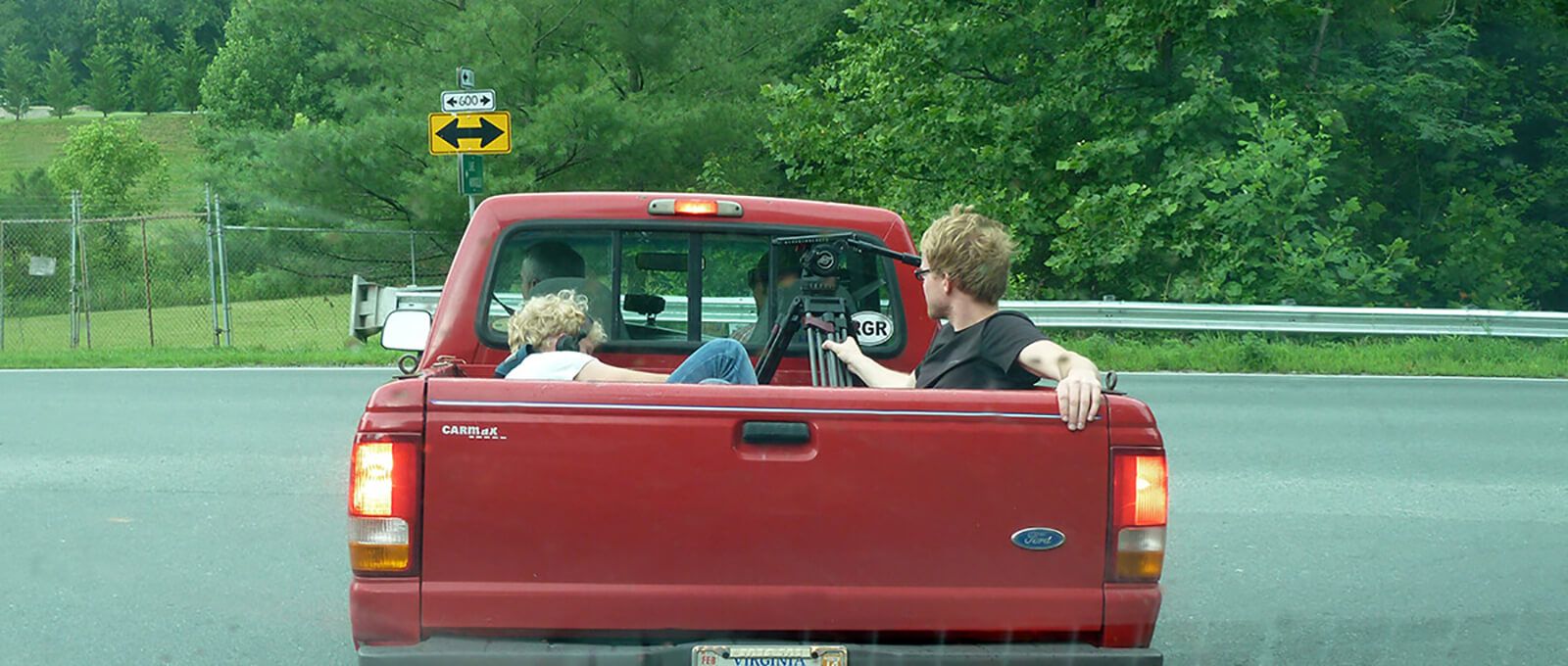 Aljoscha Haupt (Ton) und Georg Zengerling (Kamera) bei Dreharbeiten vor dem Fluvanna correctional Center for Women in Troy, Virginia, in dem Elizabeth Haysom sitzt.