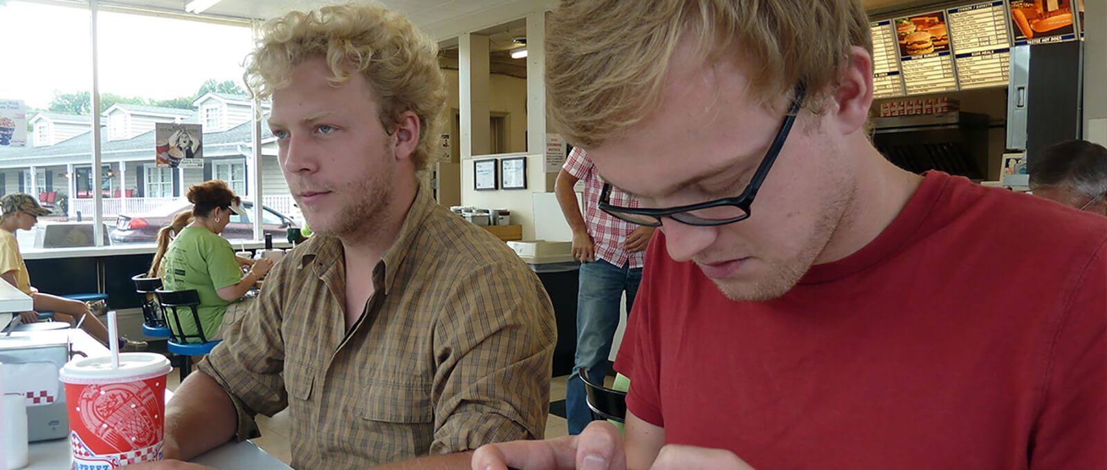 Aljoscha Haupt (Ton) und Georg Zengerling (Kamera) nach den Dreharbeiten.