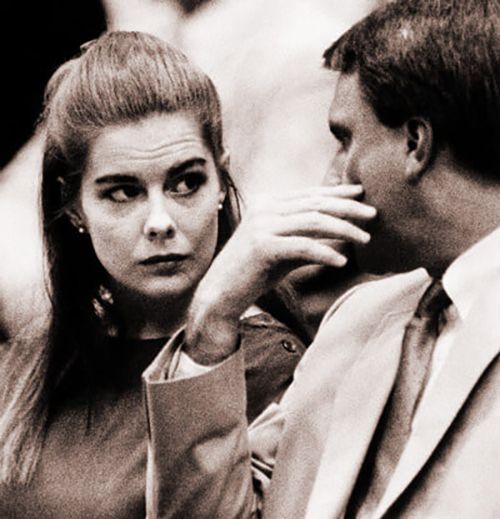 Elizabeth Haysom at Bedford County Courthouse on August 24th, 1987. She stood accused of the murders of her father and mother. The shocked court heard details of Elizabeth’s journal in which she recorded the progress of her „intellectual murder game“.