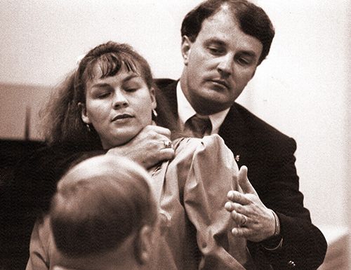 During the 1990 trial, investigator Ricky Gardner uses Donna Sensabaugh, Judge William Sweeney’s secretary, to demonstrate how Jens Soering killed Nancy Haysom.